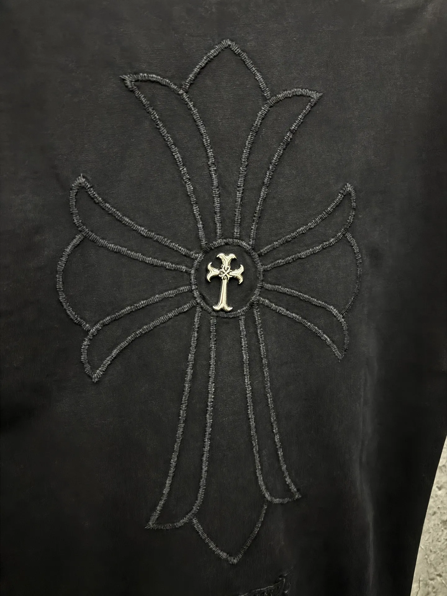 P220 top version, real shot without P, ​​different from market currency) 𝗖𝗵𝗿𝗼𝗺𝗲 𝗛𝗲𝗮𝗿𝘁𝘀/Croxin 2026 Spring New Original Single Counter American Washed 3D Three-dimensional Embroidered Couple Short Sleeves 👑The highest version! Customized fabric 320 grams, washed and fried. Best-selling model at the counter. Very comfortable to wear. Accessories: Original molded and authenticated collar label➕100% silk wash label. Genuine purchase-grade original hangtag➕matching hanging rope➕3D hanging beads➕original packaging bag. Craftsmanship: The original version has consistent wiring! The highest version of the armhole matching technique! Color: Gray Black Size: S M L XL Style No.: 6613